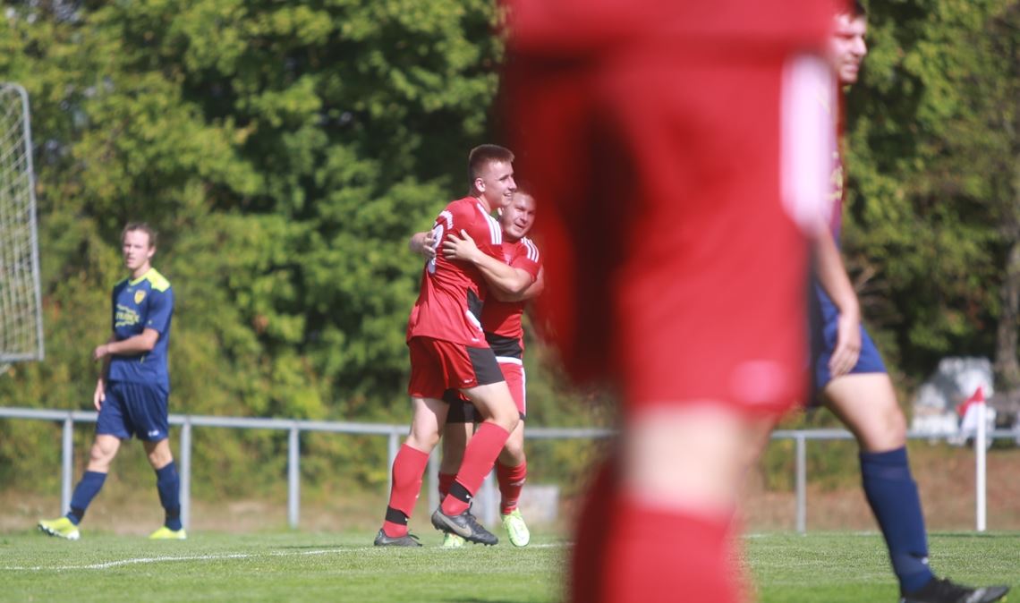 Großglattbacher Jubel über das 3:0, das zuvor Florian Kuhnle (li.) vorbereitet und Marvin Prohaska (re.) erzielt hat. Fotos: Huber
