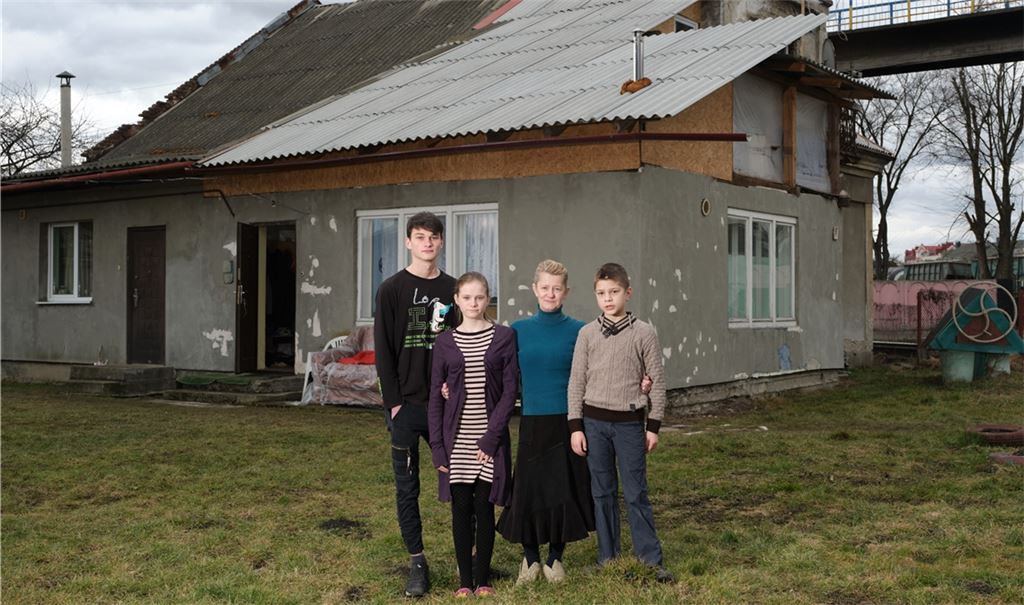 Großmutter Anna (55) kümmert sich seit mehreren Jahren um ihre Enkelkinder Maxim, Tatjana und Denis, obwohl sie selbst arbeitet. Auch wenn die Tochter regelmäßig Geld schickt, muss Anna dazuverdienen, damit die Familie über die Runden kommt. Fotos: privat