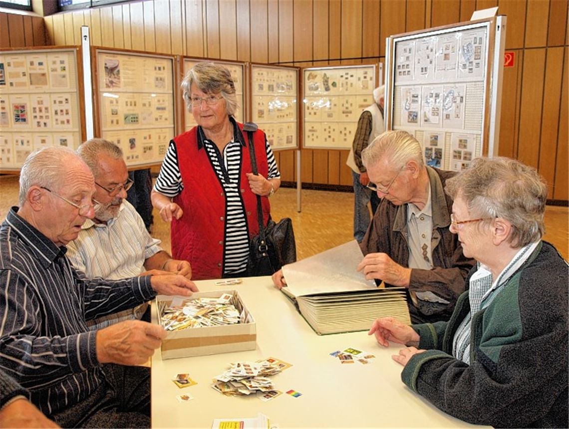 Großtauschtag in der Ötisheimer Erlentalhalle: An den Tischen fachsimpeln und tauschen die Briefmarkensammler.