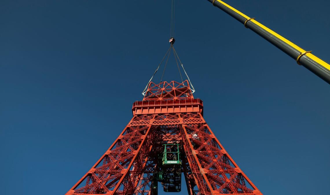Großvater und Enkel bauen Eiffelturm im Elsass nach.