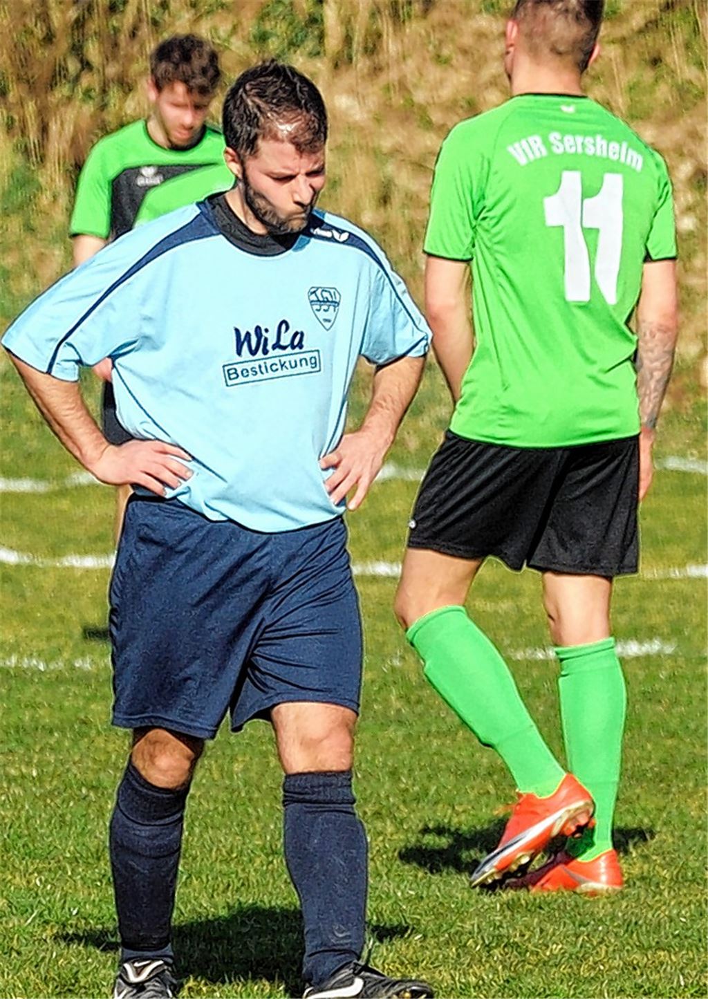 Grübelnde Mienen beim TSV Mühlhausen. Die Kondition reicht gegen Sersheim nicht für 90 Minuten. Foto: Fotomoment