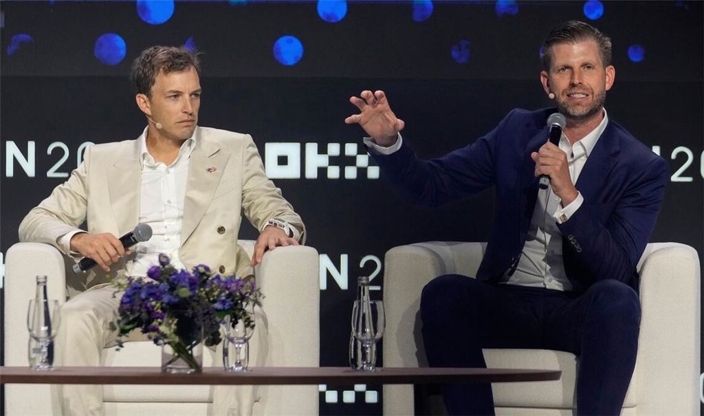 Gründer wie Präsidentensohn Eric Trump (rechts im Bild) dürfen ihre WLFI-Bestände vorerst nicht verkaufen. (Archivbild)