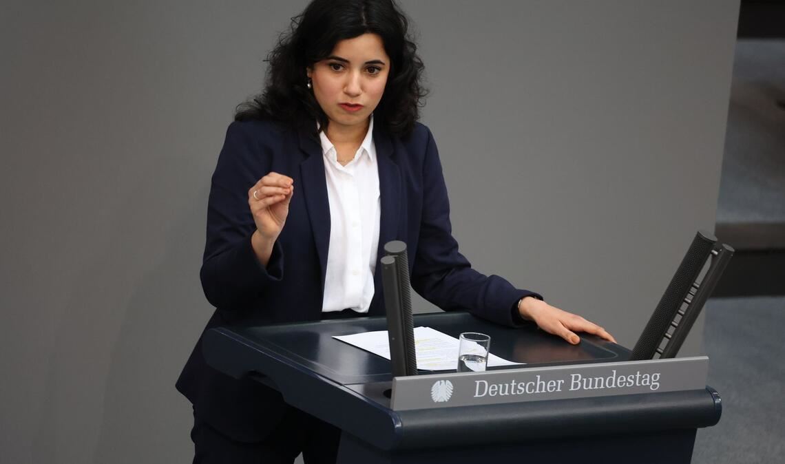 Grünen-Fraktionsvize Misbah Khan wirft Forschungsministerin Dorothee Bär eine Absage der geplanten Bafög-Erhöhungen vor. (Archivbild)