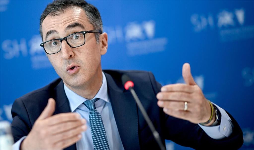 Grünen-Politiker Cem Özdemir warnt vor einer Absage an pluralistische die Demokratie.