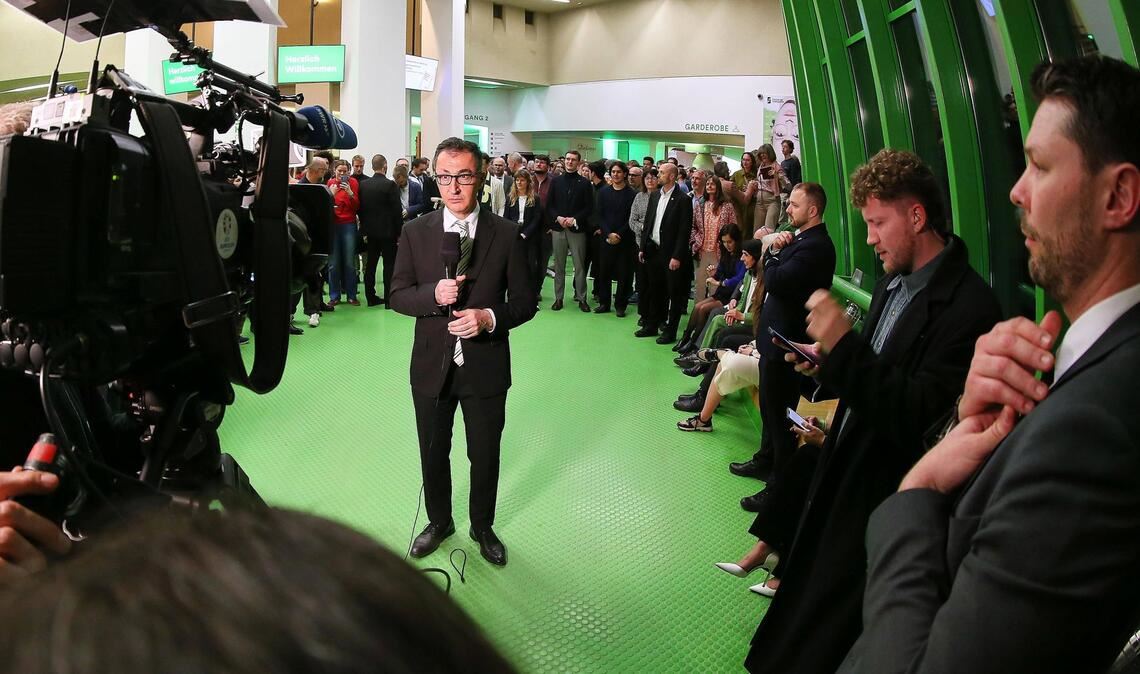 Grünen-Spitzenkandidat Cem Özdemir bei einem Fernsehinterview kurz nach Schließung der Wahllokale am Sonntagabend.