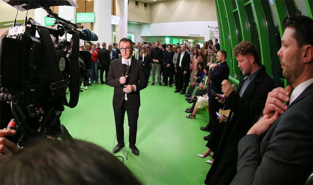 Grünen-Spitzenkandidat Cem Özdemir bei einem Fernsehinterview kurz nach Schließung der Wahllokale am Sonntagabend.