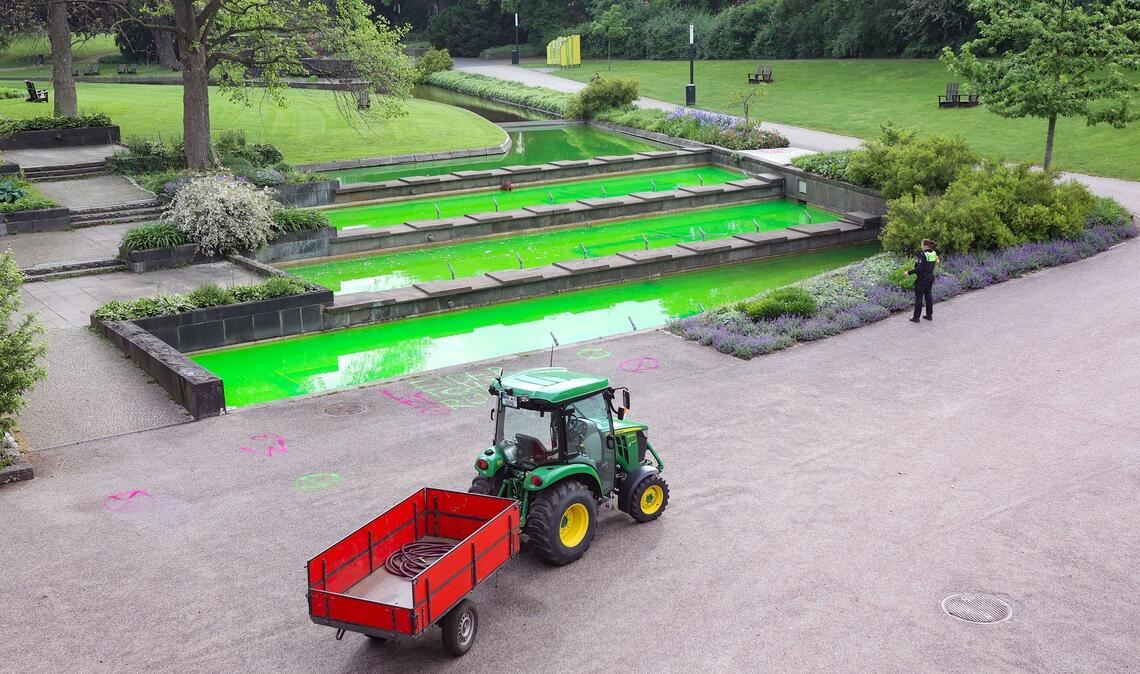 Grüner Brunnen als Protestsignal: Extinction Rebellion färbt Wasser in Planten un Blomen in Hamburg.