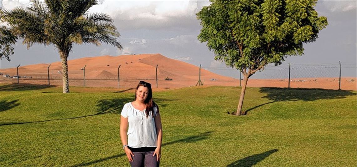 Grünes Areal mit Palmen im Vordergrund, Wüste im Hintergrund: die Knittlingerin Tamara Dannecker in ihrer neuen Heimat Abu Dhabi. Foto: privat