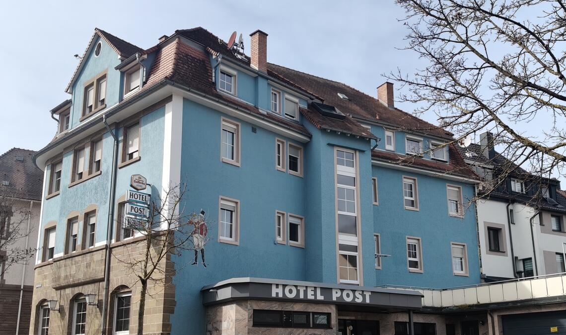 Grünes Licht: Die Mitglieder des Gemeinderats sprechen sich mehrheitlich für einen Erwerb des „Hotel Post“ aus. Neben der zeitnahen Unterbringungsmöglichkeit für Geflüchtete bleibt auch im Anschluss ein Gebäude- und Grundstückswert erhalten. Foto: Archiv