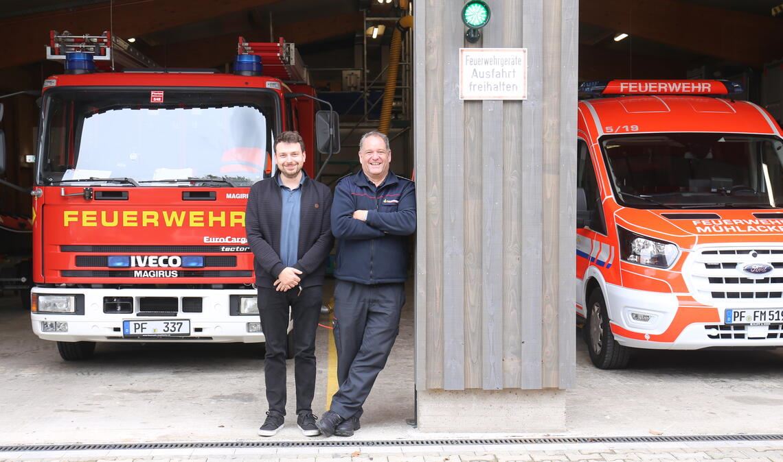 Grünes Licht für die Lomersheimer Feuerwehr: Mit ihrem neuen Gerätehaus an der Straße „Im Letten“, Hausnummer 16, sind der Abteilungskommandant Moritz Gieza (li.) und der Gesamtfeuerwehrchef der Stadt, Matthias Donath, sehr zufrieden. Jetzt haben sowohl die Technik als auch die Mitglieder den Platz, den sie für ihre Arbeit benötigen. Fotos: Disselhoff