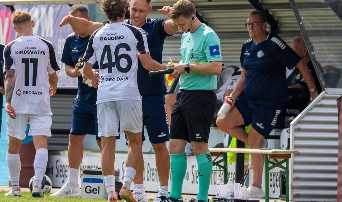 Grund zu jubeln beim VfR Aalen: Trainer Beniamino Molinari mit Gianluca Gaudino.