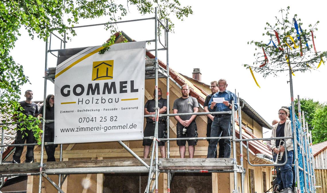 Grund zum Feiern: Der Rohbau des neuen Backhauses in Diefenbach steht. Foto: privat