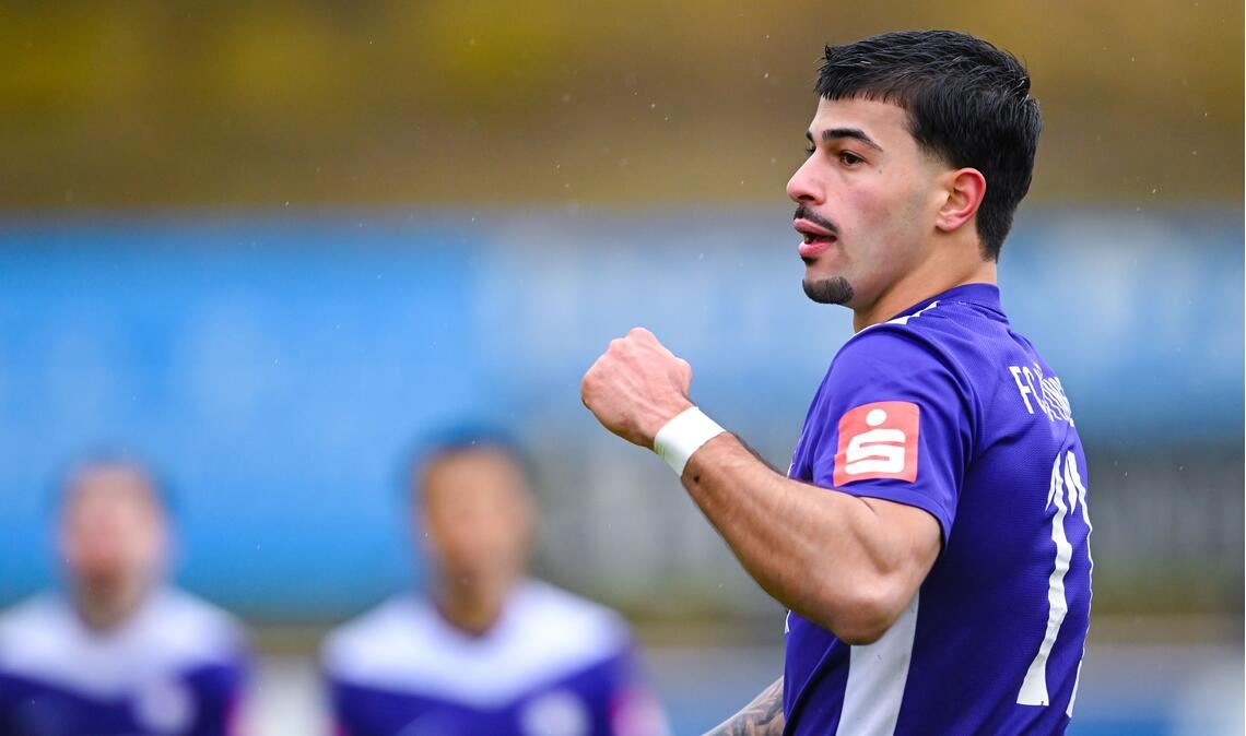 Grund zum Jubeln: Die Nöttinger um Tasos Leonidis schlagen Villingen 2:1. Foto: Schüller