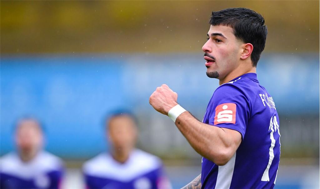 Grund zum Jubeln: Die Nöttinger um Tasos Leonidis schlagen Villingen 2:1. Foto: Schüller