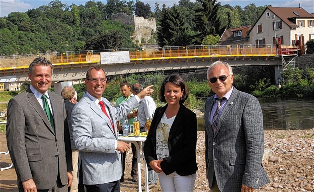 Grund zur Freude: OB Frank Schneider (2. v. li.) mit Landrat Karl Röckinger (re.) und den Vertretern der Landespolitik, den Abgeordneten Viktoria Schmid und Dr. Hans-Ulrich Rülke.