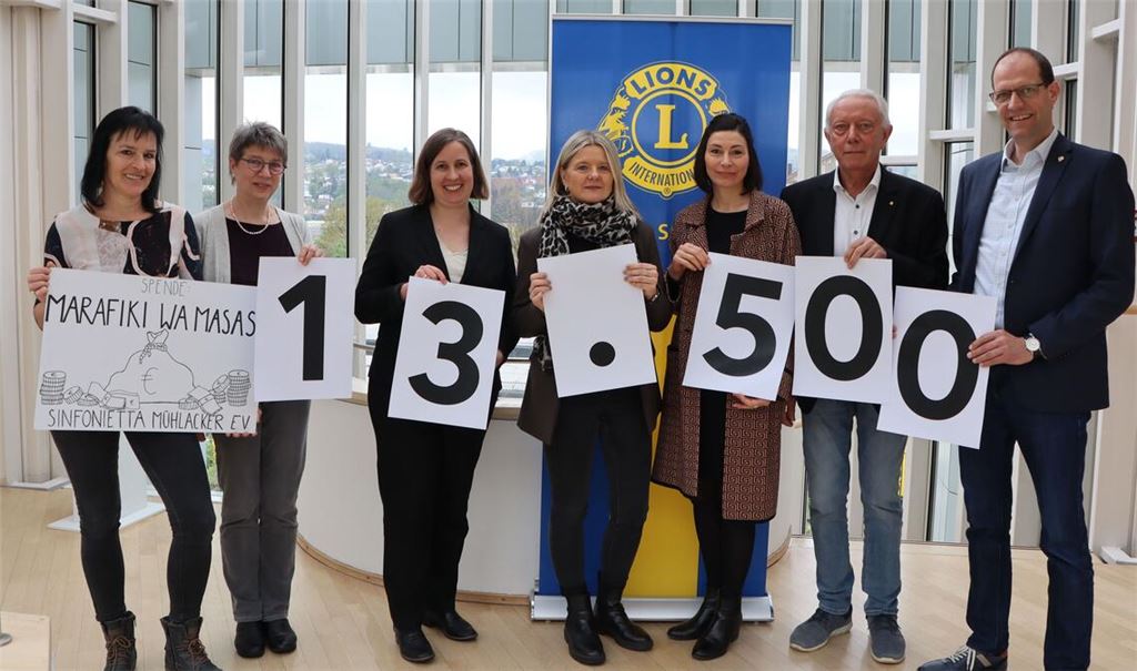 Grund zur Freude bei der Spendenübergabe im Landratsamt (v.li.): Sinfonietta-Schatzmeisterin Beate Klingenfuß, Vorsitzende des Partnerschaftsvereins Angela Gewiese, Erste Landesbeamtin Dr. Hilde Neidhardt, Sabine Burkard, Vorstandsmitglied des Partnerschaftsvereins, die Präsidentin des Lions Clubs Mühlacker, Christiane Sämann, der musikalische Leiter der Konzerte, Wolfhard Bickel, sowie Mathias von Mackensen, Präsident des Lions Clubs Vaihingen/Enz. Foto: Enzkreis, Elmas Bayram-Yildiz