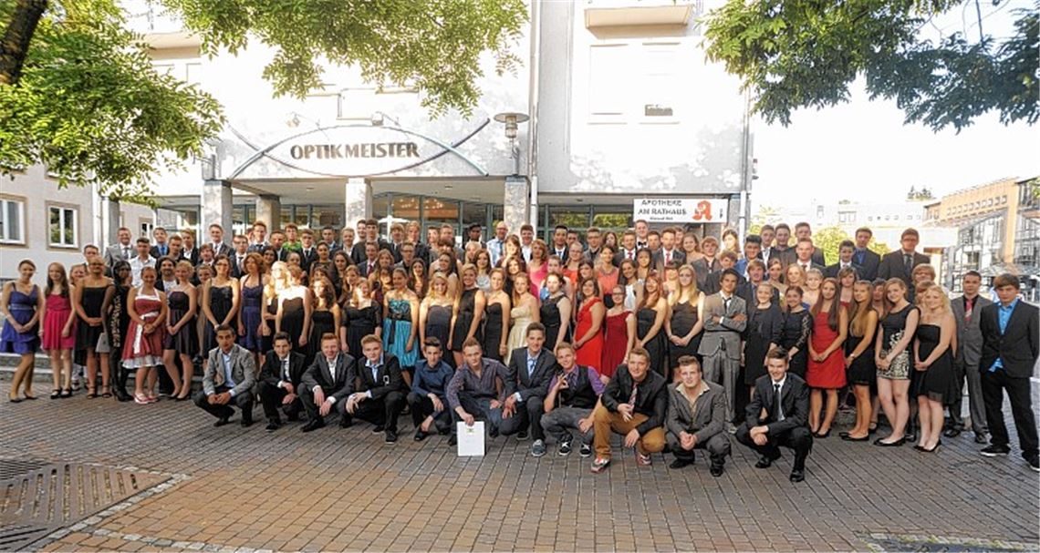 Gruppenbild am Konrad-Adenauer-Platz: Mit einer Abschlussfeier im benachbarten Mühlehof geht für die Prüflinge die Zeit an der Mörike-Realschule Mühlacker zu Ende.