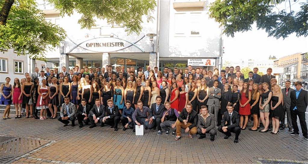 Gruppenbild am Konrad-Adenauer-Platz: Mit einer Abschlussfeier im benachbarten Mühlehof geht für die Prüflinge die Zeit an der Mörike-Realschule Mühlacker zu Ende.