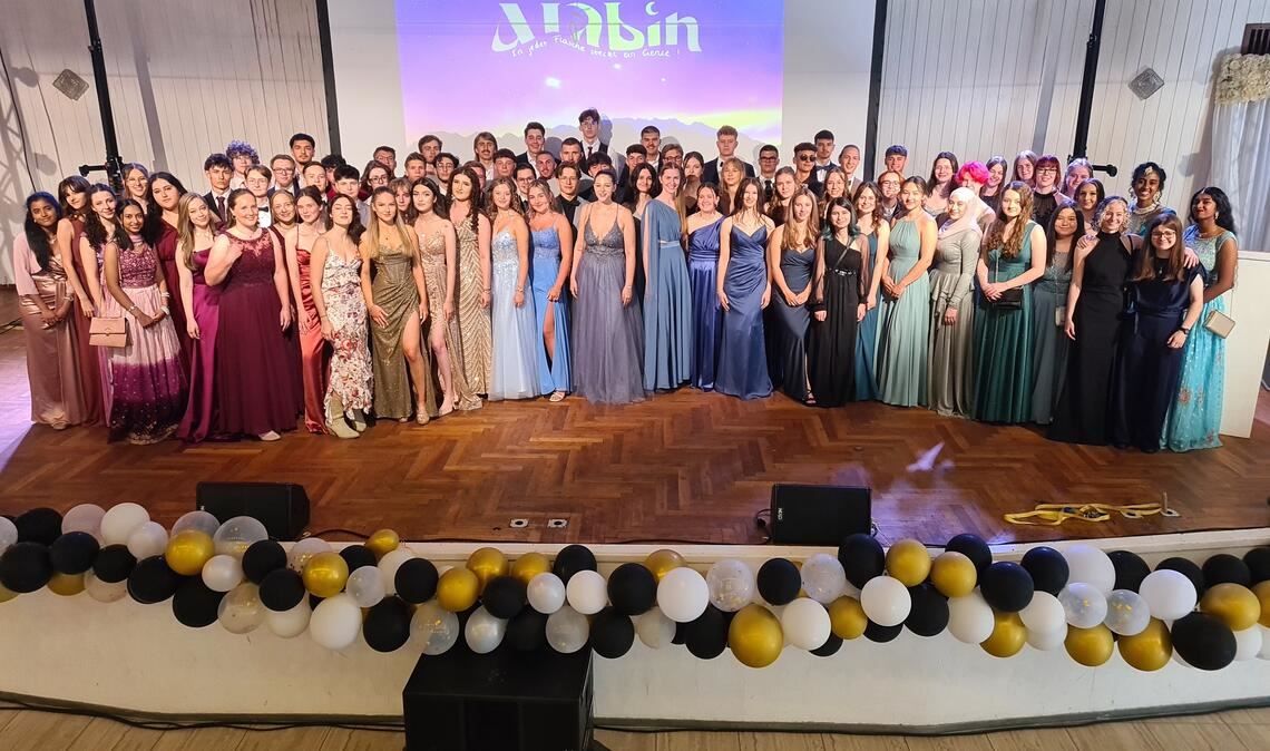 Gruppenbild auf der Bühne der Schwarzwaldsängerhalle in Brötzingen: Mit dem Abiball feiern die Mühlacker Gymnasiastinnen und Gymnasiasten ihren Schulabschluss. Foto: Metzbaur