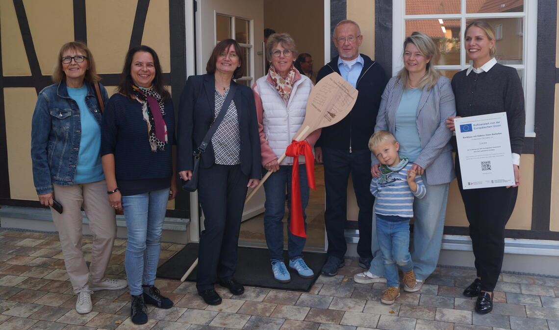 Gruppenbild der Vereinsmitglieder, Mitstreiter und Förderer des Projekts: Das neue Backhaus in Diefenbach ist nach einer Rekordzeit fertiggestellt und eingeweiht. Fotos: Czop