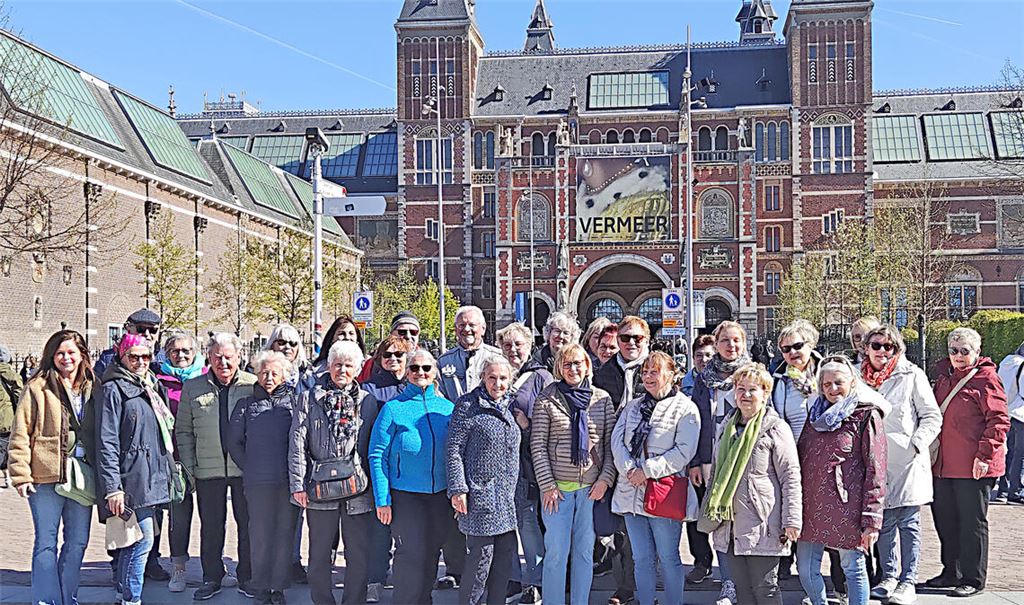 Gruppenbild in Amsterdam: die Teilnehmerinnen und Teilnehmer der Leserreise.