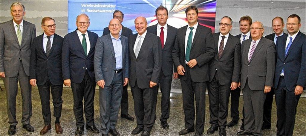 Gruppenbild mit (4. v. li.) Verkehrsminister Winfried Hermann (v. li.): Helmut Riegger (Landrat Kreis Calw), Hans-Werner Köblitz (Landrat a.D. und Fraktionschef Freie Wähler im Regionalverband), Karl Röckinger (Landrat Enzkreis), IHK-Vizepräsident Eckart Bauer, IHK-Präsident Burkhard Thost, IHK-Hauptgeschäftsführer Martin Keppler, Peter Rosenberger (Oberbürgermeister Horb), Dr. Klaus Rückert (Landrat Kreis Freudenstadt), Ralf Eggert (Oberbürgermeister Calw), Gerhard Link (Bürgermeister Freudenstadt), Dirk Büscher (Geschäftsführer Regionalverband) und Gert Hager (Oberbürgermeister Pforzheim).