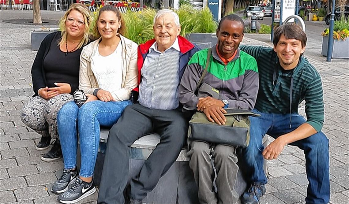 Gruppenbild mit Besucher (v. li.): Sozialarbeiterin Nathalie Pavan, Monika Jerkovic (Miteinanderleben e.V.), die seit Juni den Bereich „Sobit“ in den Räumen der Mobilen Jugendarbeit übernimmt, Professor Dr. Walther Specht (ISMO), Davies Okombo aus Kenia und Sozialarbeiter Jonas Puhm. Foto: privat