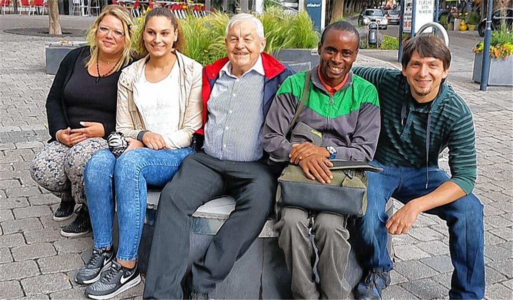 Gruppenbild mit Besucher (v. li.): Sozialarbeiterin Nathalie Pavan, Monika Jerkovic (Miteinanderleben e.V.), die seit Juni den Bereich „Sobit“ in den Räumen der Mobilen Jugendarbeit übernimmt, Professor Dr. Walther Specht (ISMO), Davies Okombo aus Kenia und Sozialarbeiter Jonas Puhm. Foto: privat