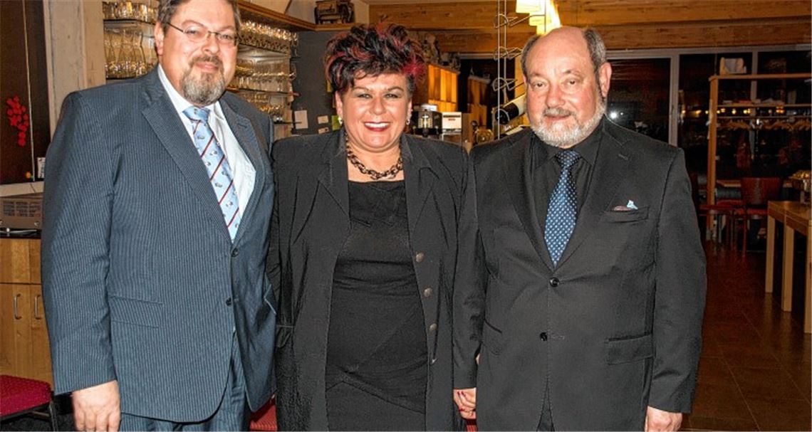 Gruppenbild mit Dame, der neue alte Vorstand (v. li.): Rainer Hergarten (Kassier), Angela Zipse-Trautz (Vorsitzende) und Klaus Schäfer (zweiter Vorsitzender, Schriftführer). Foto: Wendelstein