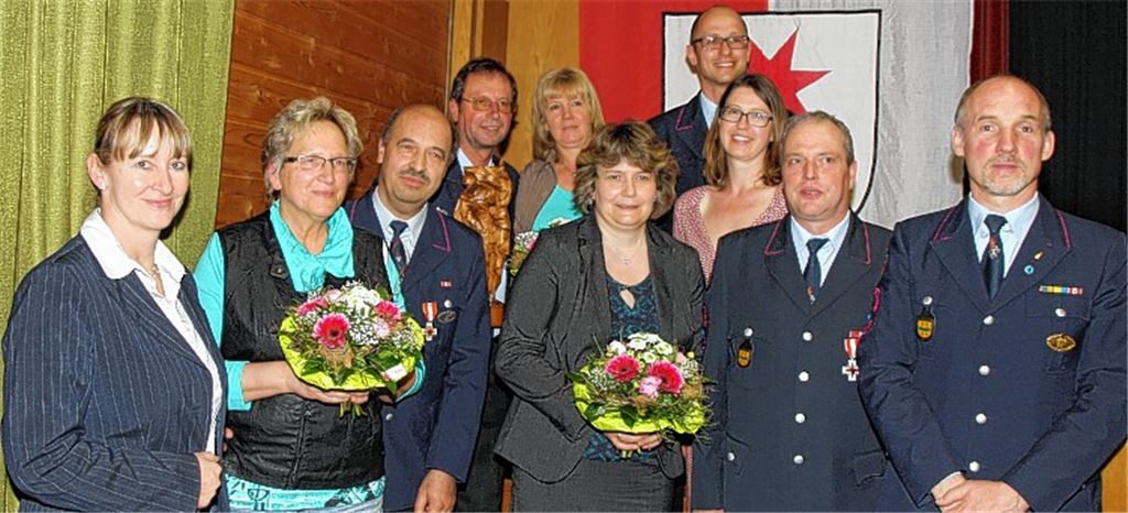 Gruppenbild mit Damen: Oben links (mit Figur) Volker Bast mit seiner Frau Ute Bast, unten links Karl-Heinz Stäble mit seiner Frau Margarete Stäble, oben rechts Georg Exner mit seiner Partnerin Bianka Lillich und unten rechts Andreas Burger mit seiner Frau Anja Burger. Ebenfalls auf dem Bild sind ganz rechts Kommandant Klaus Riekert und ganz links Bürgermeisterin Sigrid Hornauer.