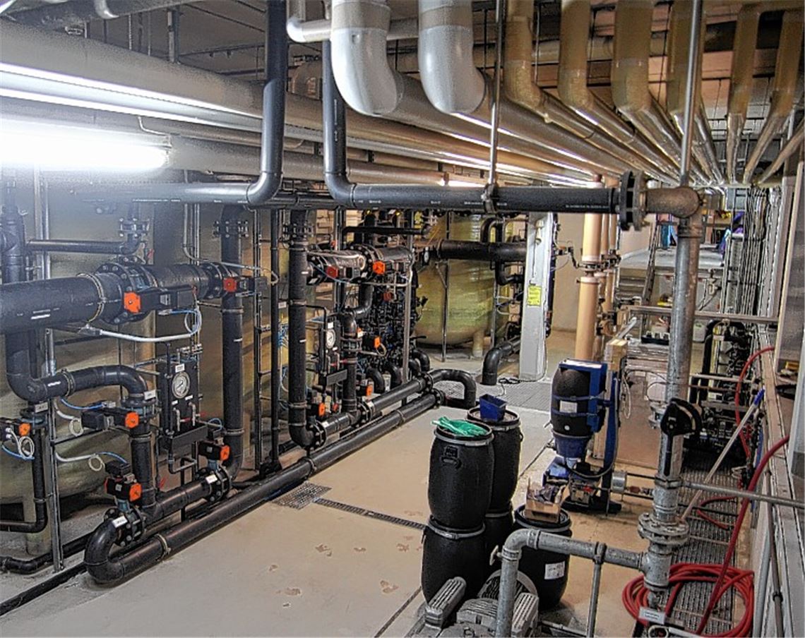 Gruppenbild mit Damen: der Mühlacker Bäderbetriebsleiter Andreas Pfisterer (li.) mit einem Teil des Hallenbad-Teams.