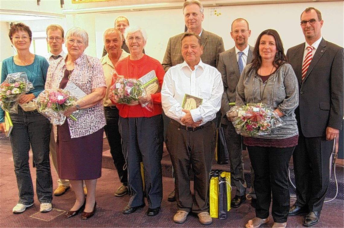 Gruppenbild mit Damen und Oberbürgermeister Frank Schneider. Diese Gremiumsmitglieder sind verabschiedet worden. Foto: Sadler