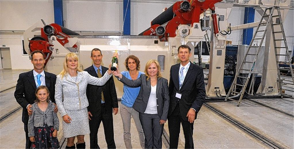 Gruppenbild mit Damen und der männlichen Geschäftsleitung der Firma Bellmer vor der Taufe der ersten in Enzberg montierten Maschine (v. li.): Erich Kollmar mit Emily, Sabina Hacker-Kollmar, Martin Kollmar, Konstanze Kollmar, Vera Kollmar und Philipp Kollmar. Am Donnerstagabend ist das neue Werk des Nieferner Unternehmens offiziell eingeweiht worden.
