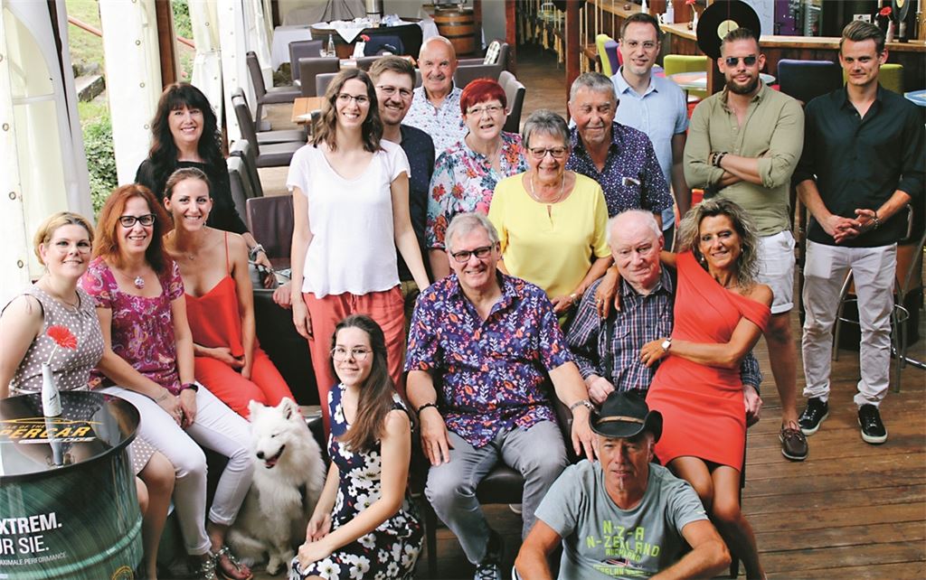 Gruppenbild mit Familie und Freunden: Thomas Brockmann (Mitte) feiert im Musicpark Live von Wolfgang Kienzle (re. vorne) seinen 65. Geburtstag.privat