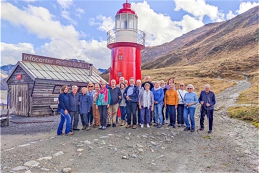 Gruppenbild mit Leuchtturm inmitten der Alpen: Die Reise des Mühlacker Tagblatt bietet den Teilnehmerinnen und Teilnehmern unvergessliche Eindrücke. Fotos: Christina Wetzel