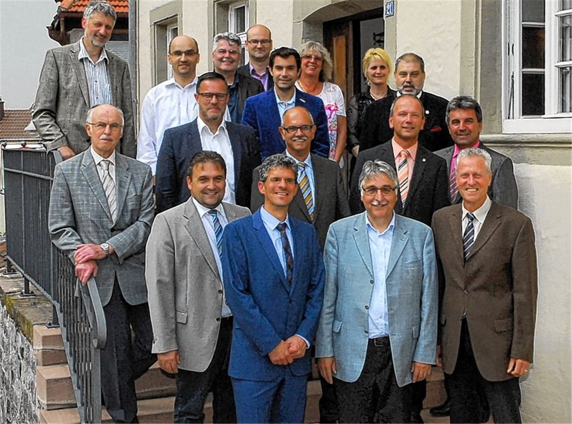 Gruppenbild mit Rathauschefs und einer Hauptperson: Zahlreiche Weggefährten aus der Verwaltung verabschieden Sanierungsberater Nikolaus Weber (vorne, 2.v.re.) in den Ruhestand. 