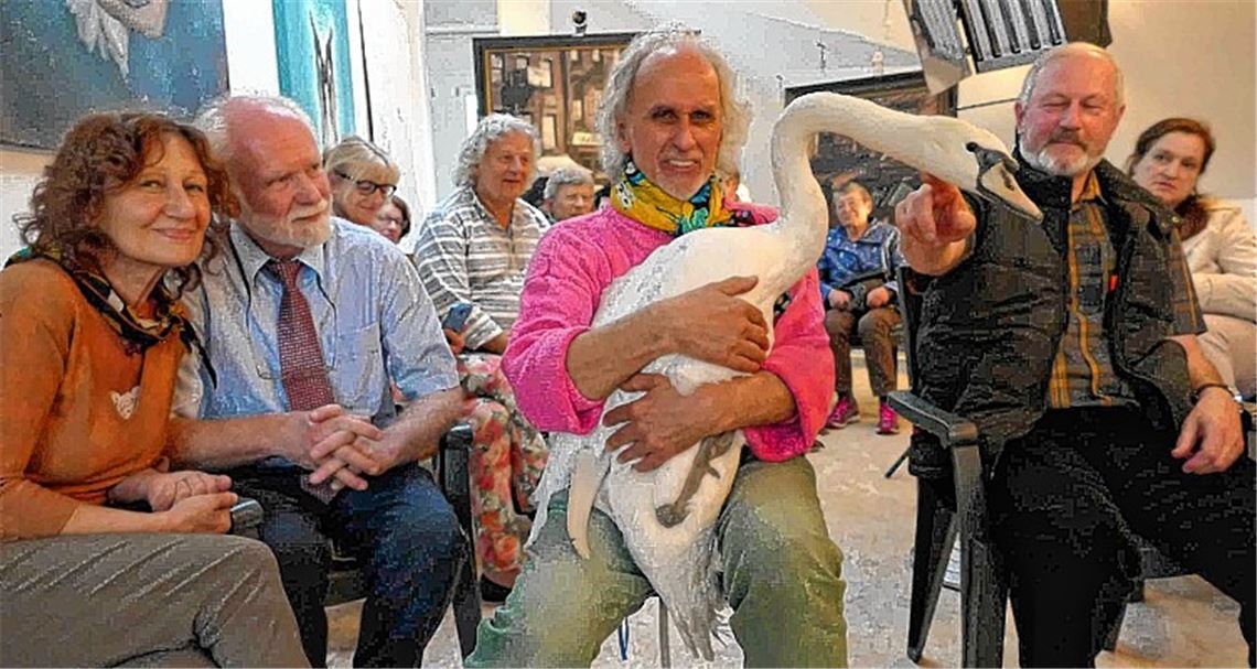 Gruppenbild mit Schwan: Zum „Public Viewing“ bei seinem Birkenfelder Freund Michael Speich und dessen Ehefrau Ursula (li.) bringt Gerhard Batt den Medienstar Orpheus (Sita) mit. Manfred Hofferer traut sich, zu kraulen. Aber er ist auch ein Freund. Foto: Roth