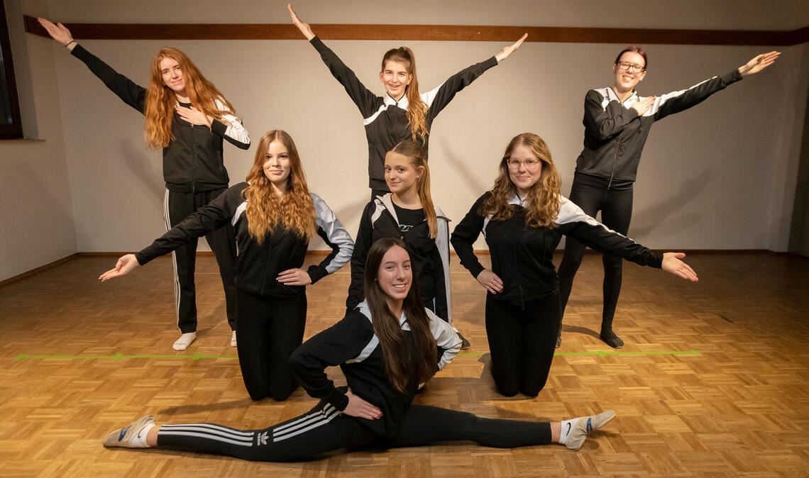 Gruppenbild mit Spagat: Die Mädchen der Tanzgruppe des SFG Serres freuen sich auf ihren Auftritt beim Kinderfasching und trainieren fleißig dafür.
