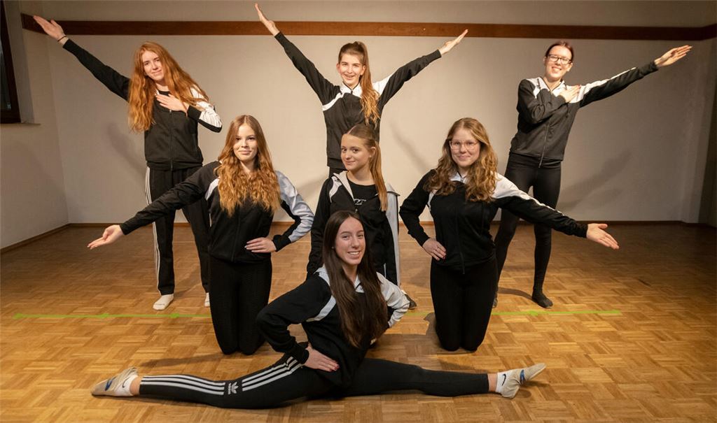 Gruppenbild mit Spagat: Die Mädchen der Tanzgruppe des SFG Serres freuen sich auf ihren Auftritt beim Kinderfasching und trainieren fleißig dafür.