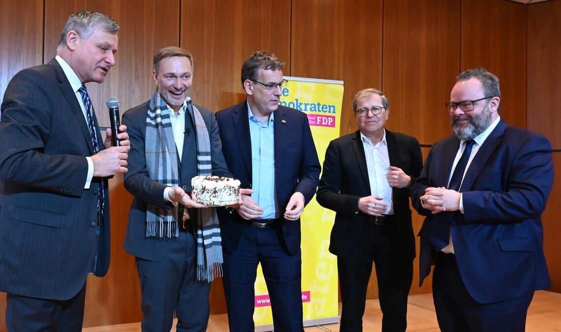 Gruppenbild mit Torte (v.li.): der Landesvorsitzende der Liberalen, Dr. Hans-Ulrich Rülke, Parteichef und Spitzenkandidat Christian Lindner, der Landtagsabgeordnete des Enzkreises, Professor Dr. Erik Schweickert, der Bundestagsabgeordnete Rainer Semet und der Landtagsabgeordnete aus dem Wahlkreis Bretten, Christian Jung. Foto: Bott