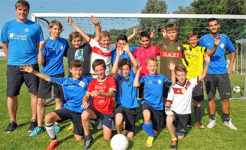 Gruppenbild mit Trainern und einem glücklichen Gewinner: die D-Jugend des FC Viktoria Enzberg mit Patrick Volz (re.), der sich bald weiterbilden darf, und Bastian Voges.