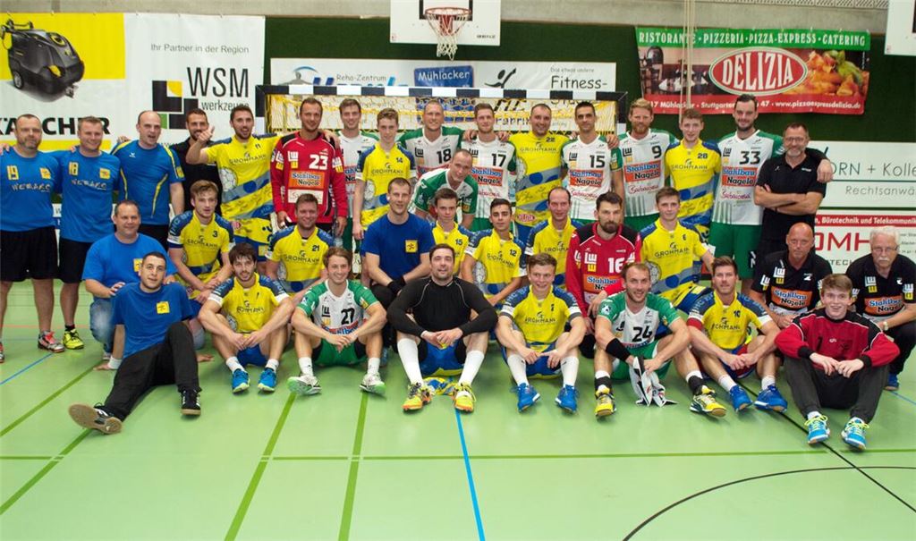 Gruppenbild mit dem Bundesligisten und frisch gebackenen Europapokalsieger Frisch Auf Göppingen nach dem Freundschaftsspiel im Mai 2016. Fotos: Archiv