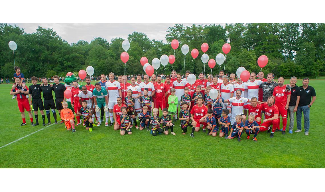 Gruppenbild mit der VfB-Elf, den „Alten Herren“ der Kreisauswahl, den Einlaufkindern des TSV Maulbronn, den Organisatoren, den Schiris und Maskottchen „Fritzle“. 