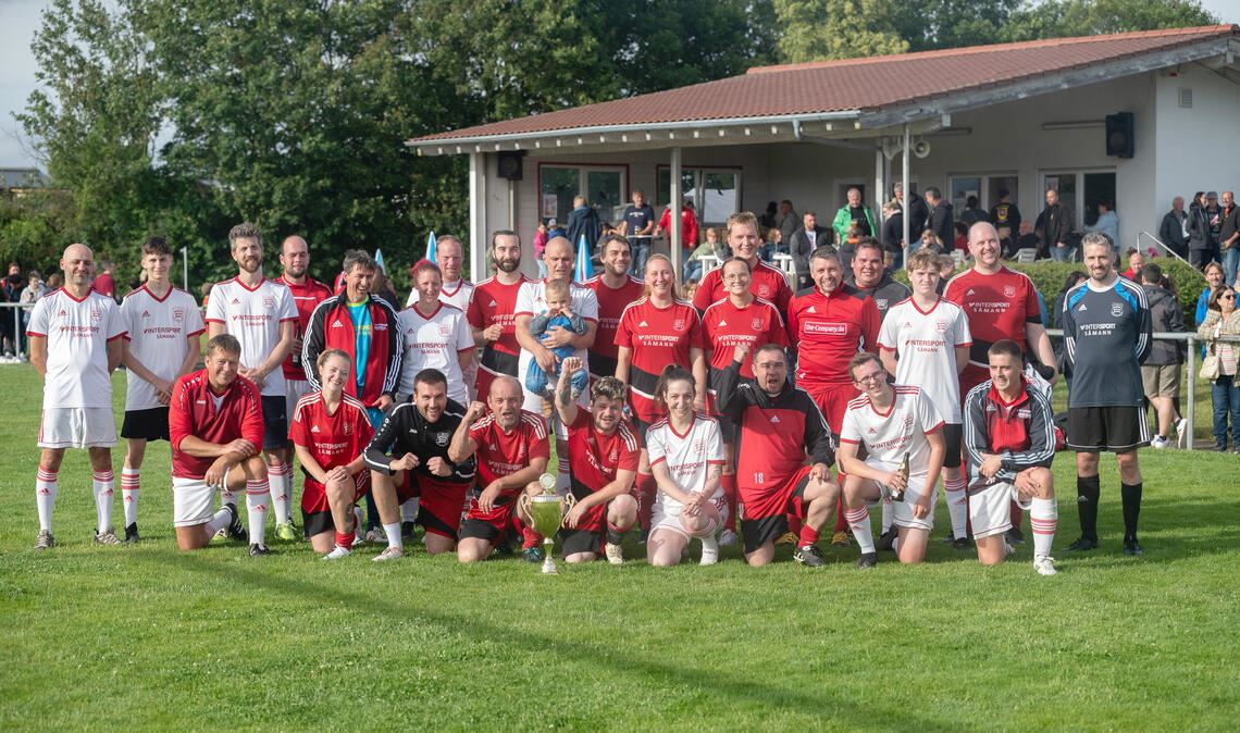 Gruppenbild nach dem Spiel des Südens (in Rot) gegen den Norden.
