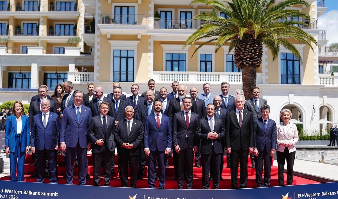Gruppenbild unter Palmen: Im montenegrinischen Tivat treffen sich die EU-Staats- und -Regierungschefs.