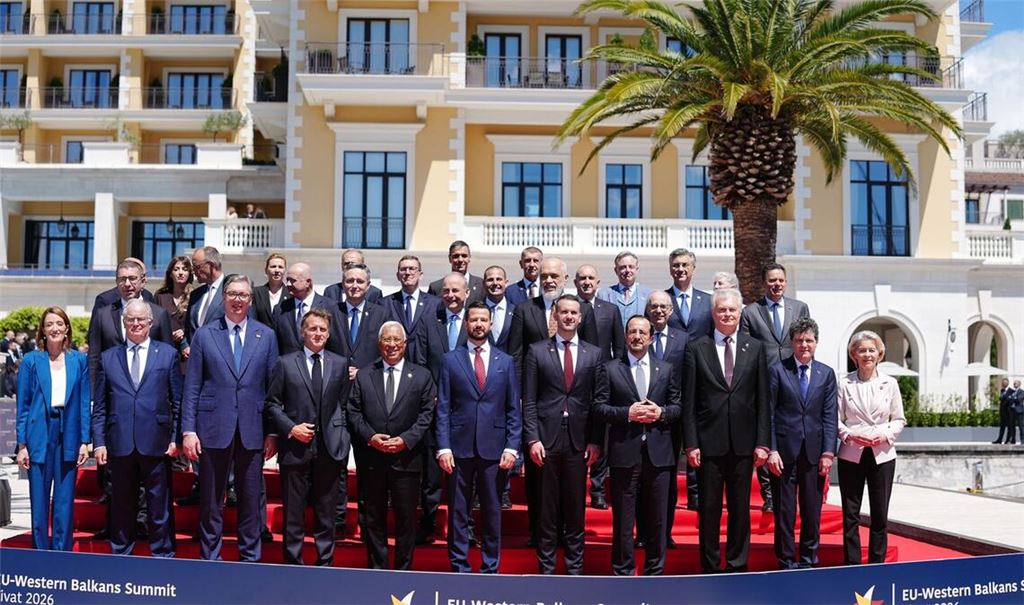 Gruppenbild unter Palmen: Im montenegrinischen Tivat treffen sich die EU-Staats- und -Regierungschefs.