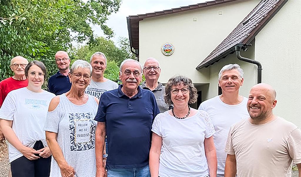 Gruppenbild vor dem Enzberger Naturfreundehaus (vorne v.re.): Stefan Schmidt, Vorsitzender des Jugendrings Enzkreis, Regina Bauer, Vorsitzende der Naturfreunde Enzberg, und Fraktionsvorsitzender Rolf Leo. Daneben und dahinter weitere Vorstandsmitglieder der Naturfreunde und Mitglieder der Gemeinderatsfraktion der Freien Wähler. Foto: privat