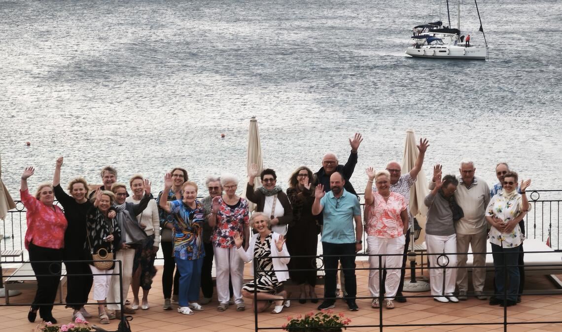 Gruppenfoto am Hotel „Smeraldo Beach“, von dem aus die Gruppe zu ereignisreichen Ausflügen aufbricht. Fotos: Christina Wetzel/privat