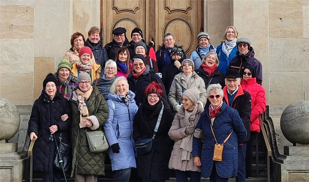 Gruppenfoto an historischem Ort: die Teilnehmerinnen und Teilnehmer der Leserfahrt vor der Frauenkirche in Dresden. Fotos: Christina Wetzel/privat
