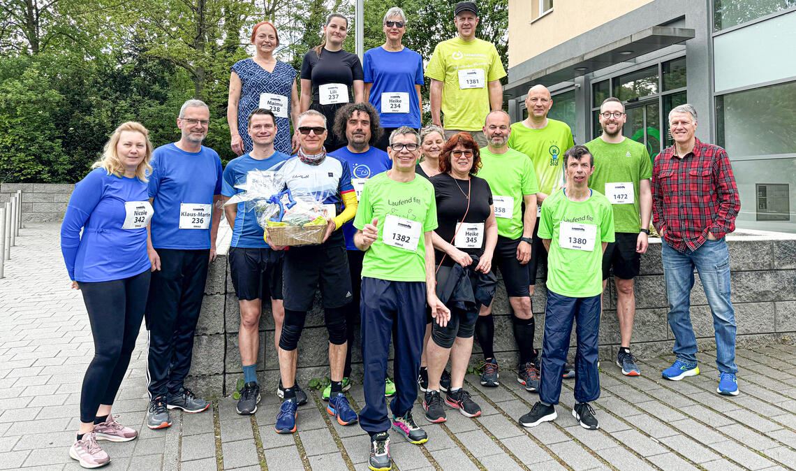 Gruppenfoto vor dem Start: Die Aufregung ist einigen der Teilnehmerinnen und Teilnehmern anzumerken – am Ende kommen alle glücklich im Ziel am Kelterplatz an,